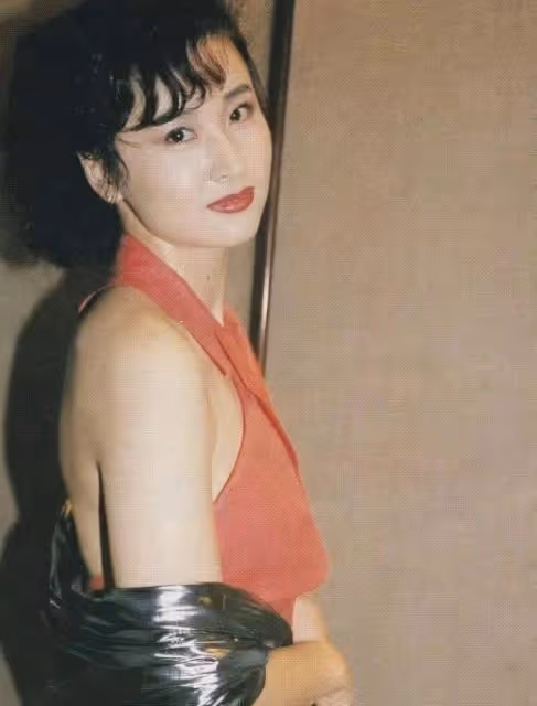 她曾迷倒過張藝謀,將馬景濤傷到心碎,如今60歲卻仍孤身一人