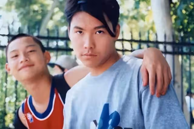 原來他早已去世!14歲出國,19歲入獄,23歲靠在媽媽懷裡離世
