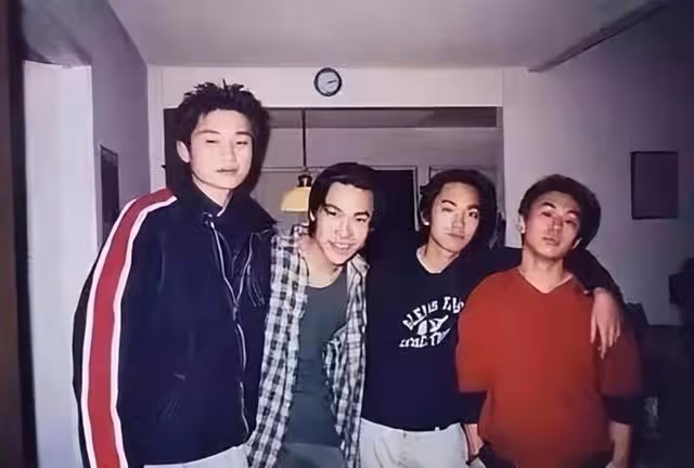 原來他早已去世！14歲出國，19歲入獄，23歲靠在媽媽懷裡離世