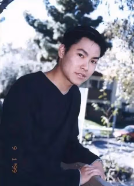 原來他早已去世！14歲出國，19歲入獄，23歲靠在媽媽懷裡離世