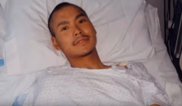 原來他早已去世！14歲出國，19歲入獄，23歲靠在媽媽懷裡離世