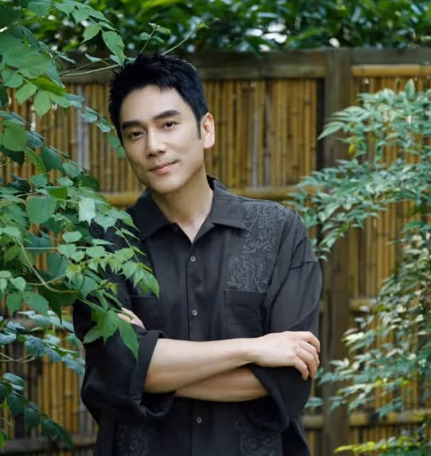 林依輪亮相《披荊斬棘》,長筒襪造型吸睛,時尚嘗試引發熱議