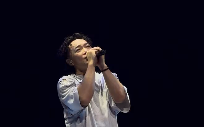 陳奕迅演唱會延期,聲帶不適含淚致歉,主動賠償顯誠意