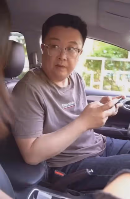 夫妻外出逛街,妻子一句「我愛你」,丈夫嚇得發抖:別瞎說,我怕