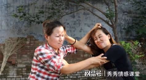 大嫂總發朋友圈僅我老公可見,我疑兩人有貓膩,得知實情我打上門