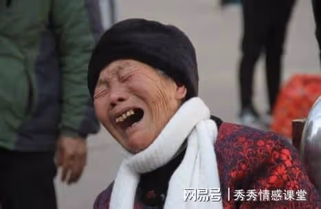 丈夫病危,妻子連夜卷錢改嫁,25年後,又回來找子女養老:必須養