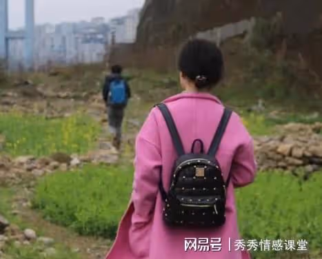 丈夫病危,妻子連夜卷錢改嫁,25年後,又回來找子女養老:必須養