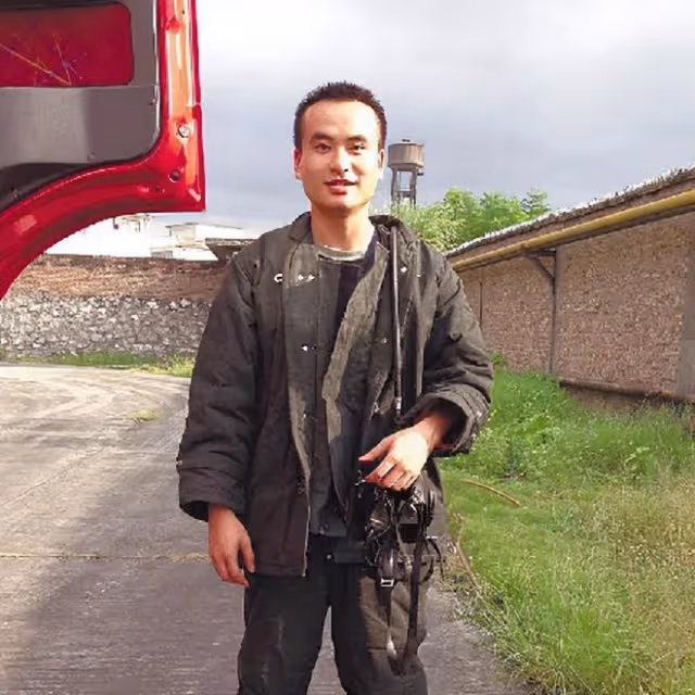 15年,一廣西消防員捨命救2歲女童,僵硬倒地仍不鬆手,享年27歲