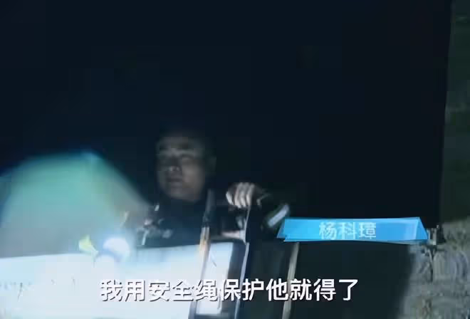 15年,一廣西消防員捨命救2歲女童,僵硬倒地仍不鬆手,享年27歲