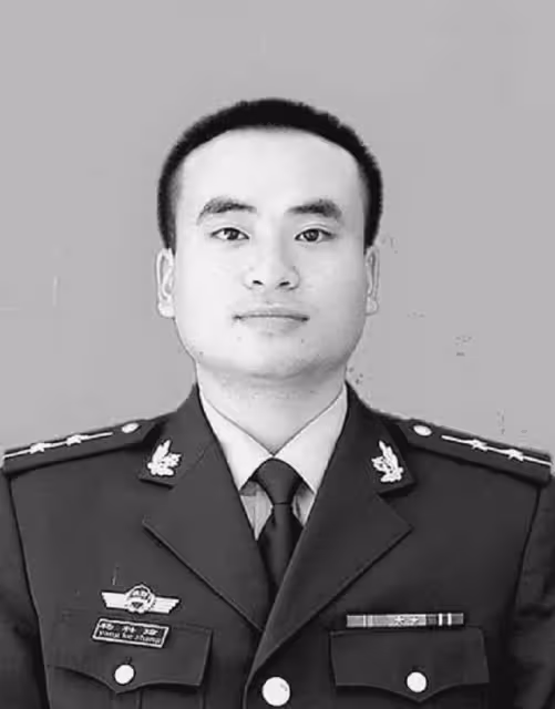 15年,一廣西消防員捨命救2歲女童,僵硬倒地仍不鬆手,享年27歲