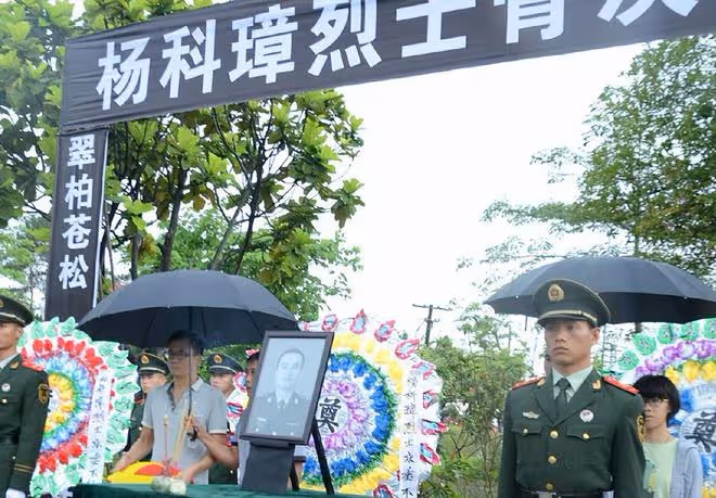 15年,一廣西消防員捨命救2歲女童,僵硬倒地仍不鬆手,享年27歲