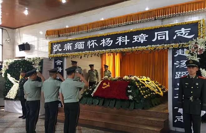 15年,一廣西消防員捨命救2歲女童,僵硬倒地仍不鬆手,享年27歲