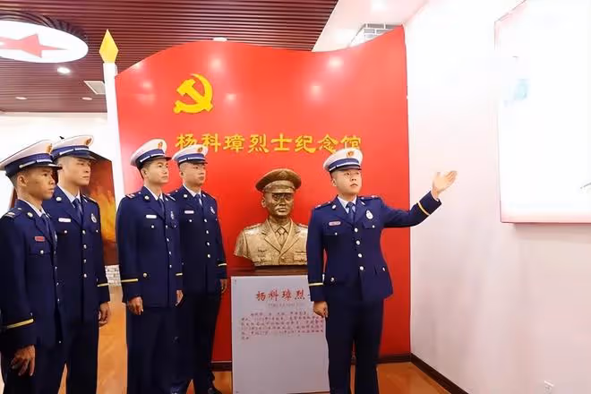 15年,一廣西消防員捨命救2歲女童,僵硬倒地仍不鬆手,享年27歲