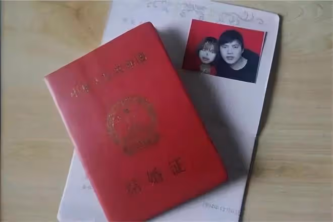 1996年,出生29天的女嬰被老鼠咬掉鼻子,與網戀帥小伙閃婚