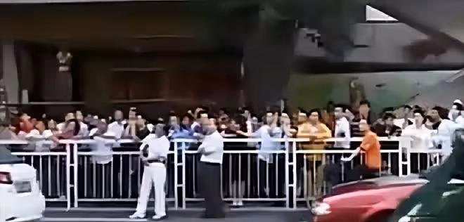 2011年，16歲少年欲輕生，19歲女孩以「女友」之名談判，一吻救命