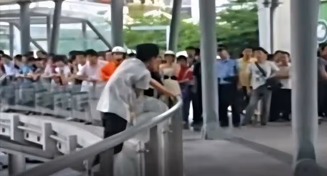 2011年，16歲少年欲輕生，19歲女孩以「女友」之名談判，一吻救命