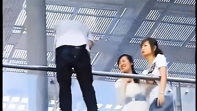 2011年,16歲少年欲輕生,19歲女孩以「女友」之名談判,一吻救命