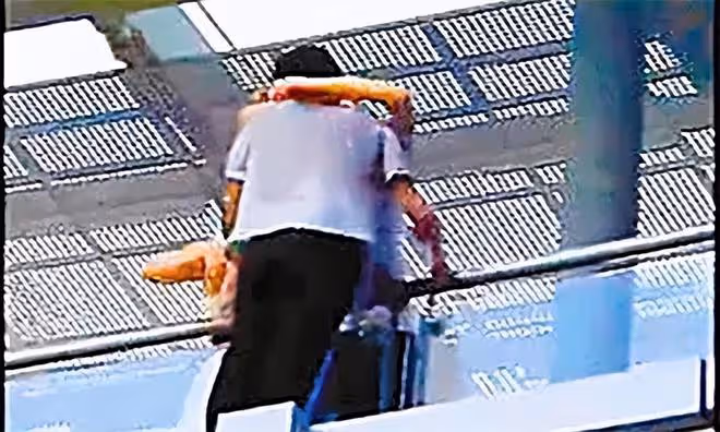 2011年,16歲少年欲輕生,19歲女孩以「女友」之名談判,一吻救命