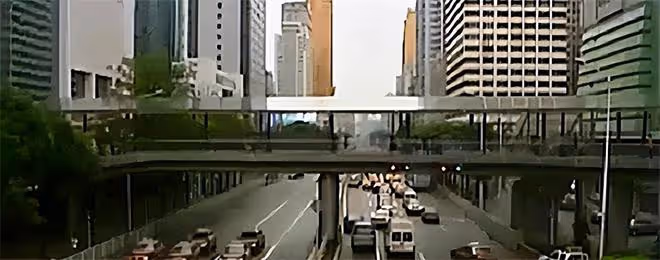 2011年,16歲少年欲輕生,19歲女孩以「女友」之名談判,一吻救命