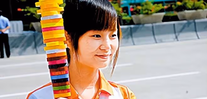 2011年,16歲少年欲輕生,19歲女孩以「女友」之名談判,一吻救命