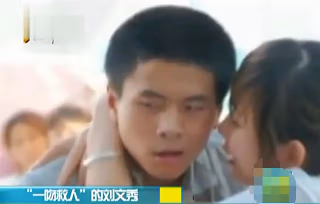 2011年,16歲少年欲輕生,19歲女孩以「女友」之名談判,一吻救命