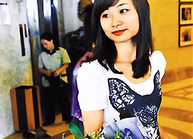 2011年,16歲少年欲輕生,19歲女孩以「女友」之名談判,一吻救命