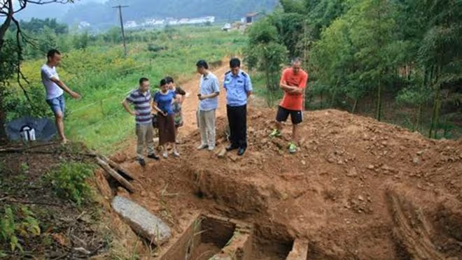 回顧:男子一連3天夢見亡妻求救,打開棺木後,被眼前場景所震撼