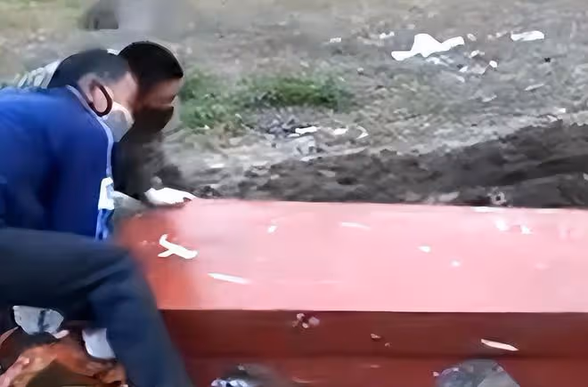 回顧:男子一連3天夢見亡妻求救,打開棺木後,被眼前場景所震撼
