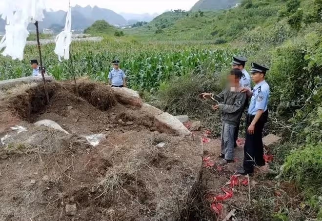 回顧:男子一連3天夢見亡妻求救,打開棺木後,被眼前場景所震撼