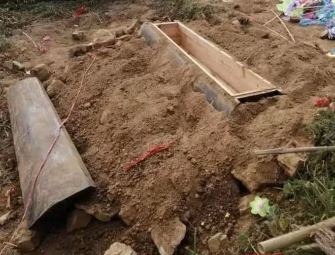 回顧:男子一連3天夢見亡妻求救,打開棺木後,被眼前場景所震撼