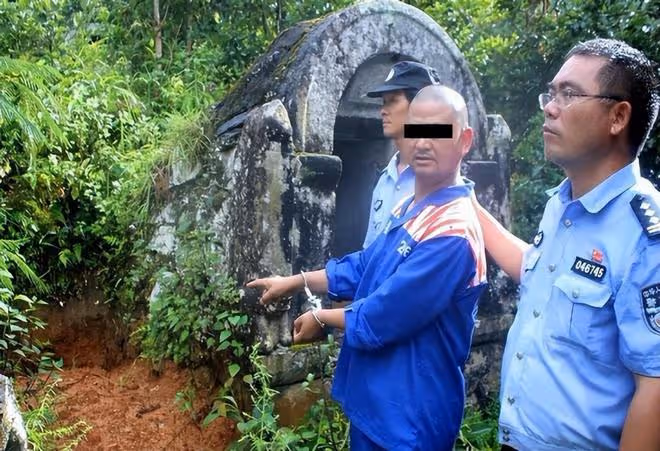 回顧:男子一連3天夢見亡妻求救,打開棺木後,被眼前場景所震撼