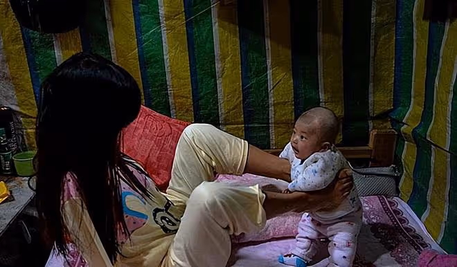 回顧:無臂媽媽靠雙腿哺乳,小6歲丈夫不離不棄,她含淚再生二胎