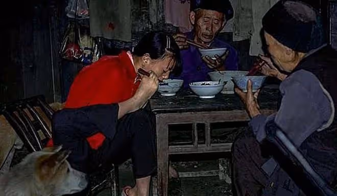 回顧:無臂媽媽靠雙腿哺乳,小6歲丈夫不離不棄,她含淚再生二胎