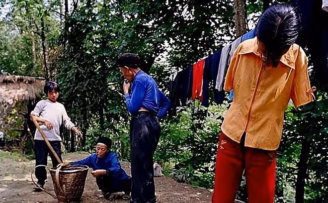 回顧:無臂媽媽靠雙腿哺乳,小6歲丈夫不離不棄,她含淚再生二胎