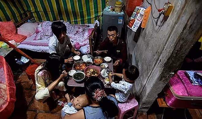 回顧:無臂媽媽靠雙腿哺乳,小6歲丈夫不離不棄,她含淚再生二胎