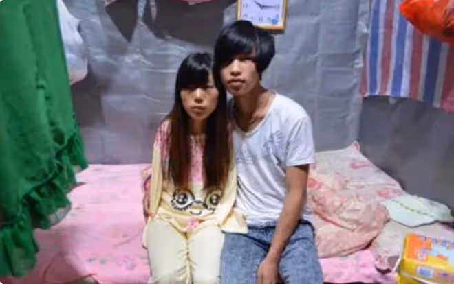 回顧:無臂媽媽靠雙腿哺乳,小6歲丈夫不離不棄,她含淚再生二胎