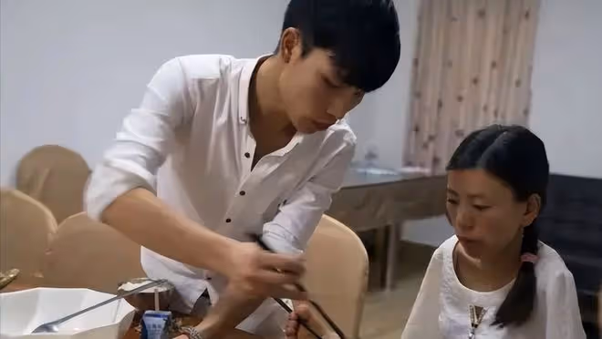 回顧:無臂媽媽靠雙腿哺乳,小6歲丈夫不離不棄,她含淚再生二胎