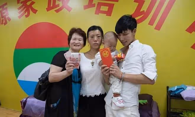 回顧:無臂媽媽靠雙腿哺乳,小6歲丈夫不離不棄,她含淚再生二胎