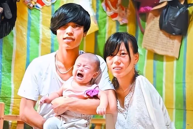 回顧:無臂媽媽靠雙腿哺乳,小6歲丈夫不離不棄,她含淚再生二胎