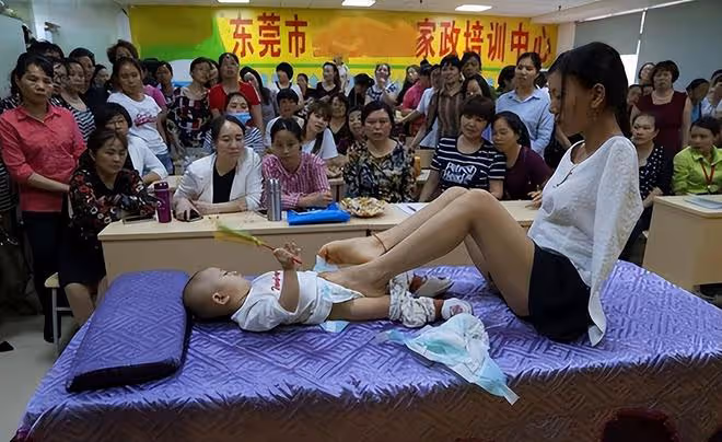 回顧:無臂媽媽靠雙腿哺乳,小6歲丈夫不離不棄,她含淚再生二胎