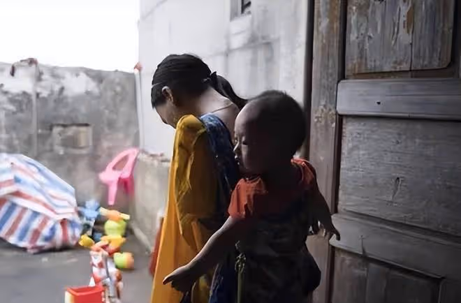 回顧:無臂媽媽靠雙腿哺乳,小6歲丈夫不離不棄,她含淚再生二胎