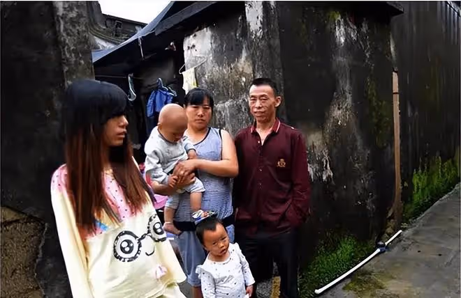 回顧:無臂媽媽靠雙腿哺乳,小6歲丈夫不離不棄,她含淚再生二胎
