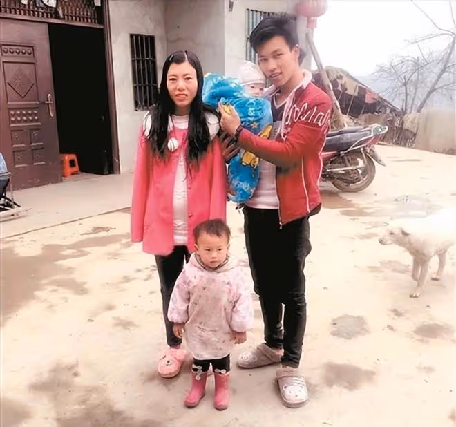 回顧:無臂媽媽靠雙腿哺乳,小6歲丈夫不離不棄,她含淚再生二胎
