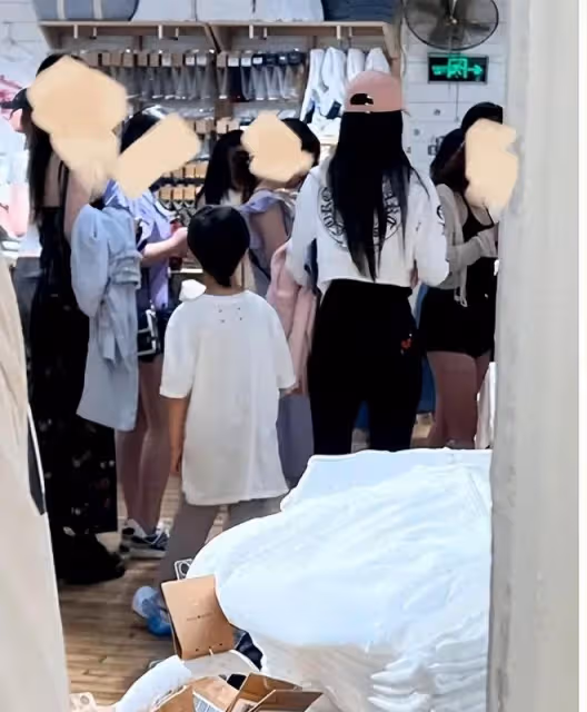 Baby母子逛街偶遇,小明不在身邊,網友盛讚辣媽好身材與滿滿母愛