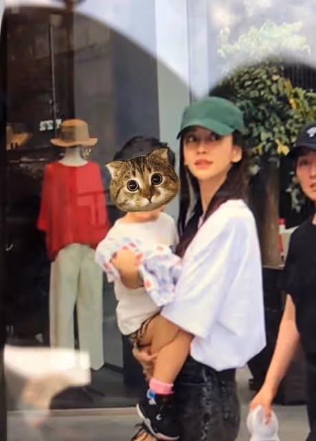 Baby母子逛街偶遇,小明不在身邊,網友盛讚辣媽好身材與滿滿母愛