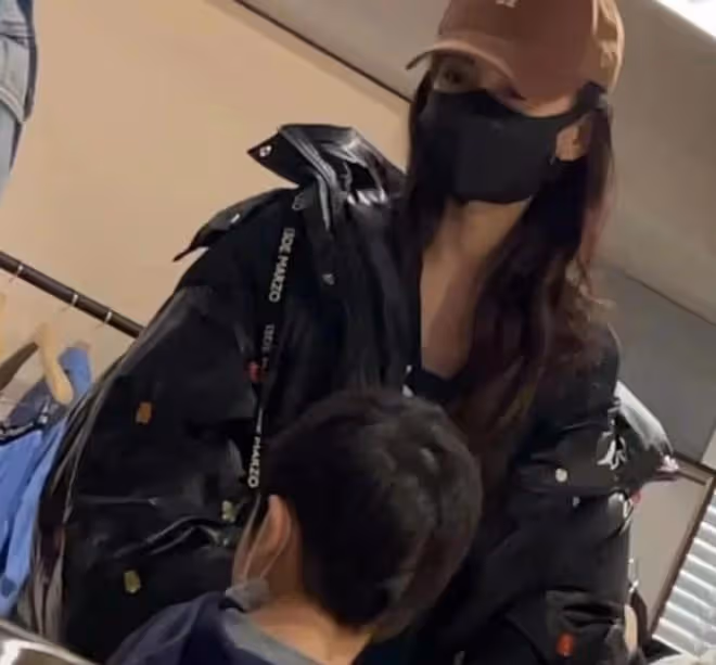 Baby母子逛街偶遇,小明不在身邊,網友盛讚辣媽好身材與滿滿母愛