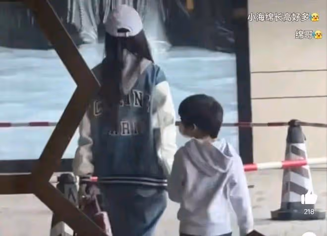 Baby母子逛街偶遇,小明不在身邊,網友盛讚辣媽好身材與滿滿母愛