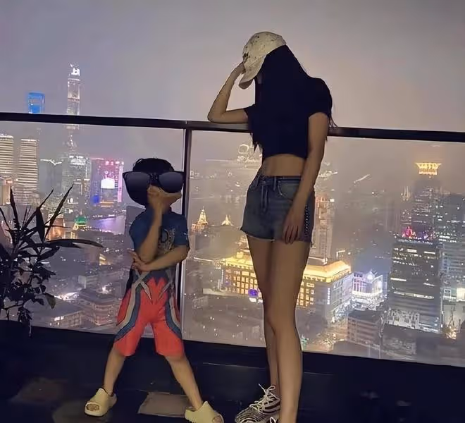 Baby母子逛街偶遇,小明不在身邊,網友盛讚辣媽好身材與滿滿母愛