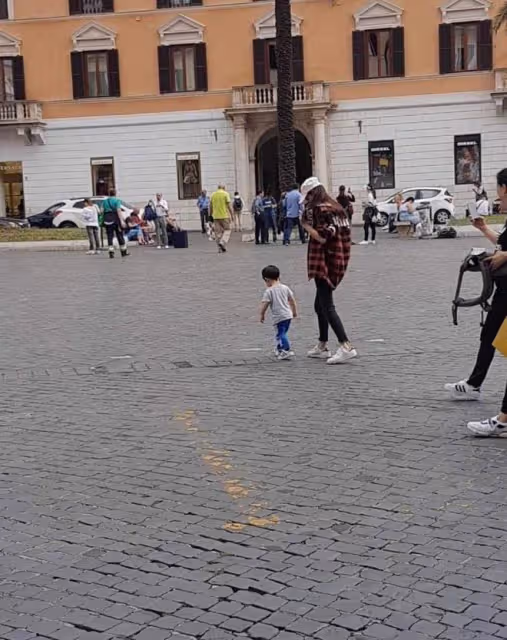 Baby母子逛街偶遇,小明不在身邊,網友盛讚辣媽好身材與滿滿母愛