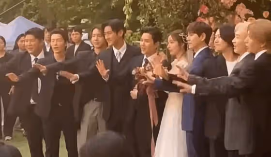 粉絲圓滿了！SuperJunior兩張照片時隔15年，一起做了專屬動作